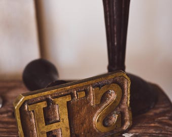 Timbro monogramma in ottone vintage 'H.S.' - Sigillo personalizzato antico per cera, goffratura, artigianato