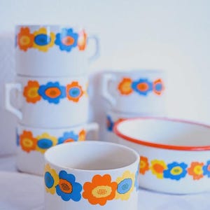 Juego de desayuno de porcelana Fontebasso vintage con diseño floral de margaritas, tazas de cerámica italiana de los años 70 y sartén esmaltada.