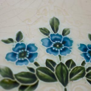 Antik engelsk jugendpanel med majolika, set med 3 eldstadsplattor, blå blommor på krämfärg, 15 x 15 cm, ca 1900–1915