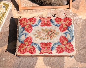 Taburete antiguo victoriano de punto de aguja / Estilo inglés / Punto de cruz floral / Madera oscura / Patas esféricas / 48x34x11cm