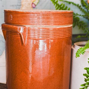 Vintage fransk stengods confitkruka - rustik lantlig köksinredning, keramisk konserveringsburk