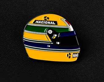 Puede incluir: Un pin de casco de carreras amarillo, verde, azul y negro con la palabra "NACIONAL" en la parte delantera y "NAC" en el lateral.