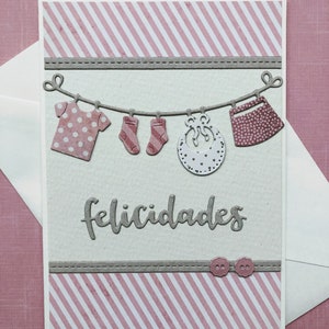 Carte postale de vœux faite à la main félicitations fille naissance anniversaire avec des vêtements en relief