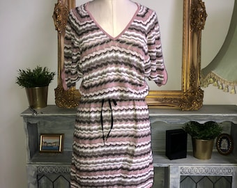 Vestido de punto con diseño de chevron en colores pastel de Esprit, dobladillo en V, espalda, talla única