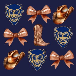 Może przedstawiać: Akwarelowe ilustracje na granatowym tle. Obraz przedstawia kapelusz kowbojski, kowbojski but, kokardy w kształcie piłki nożnej i niebiesko-złotą twarz diabła. Kokardy piłkarskie mają białe przeszycia.