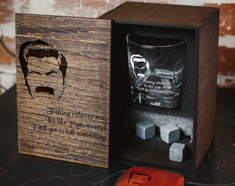 Set de regalo de vaso de whisky grabado, "Parks and Rec", con posavasos de cuero y caja de madera