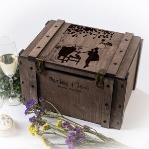 Caja de madera para tarjetas de boda, rústica, grabada, con deseos, personalizada, con cerradura, ideal para bodas de vaqueros, bodas campestres, bodas campestres.
