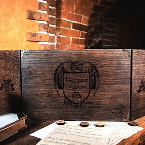 Schermo in legno per D&D con stemma di drago inciso su misura, tavola araldica personalizzata per il master del dungeon.