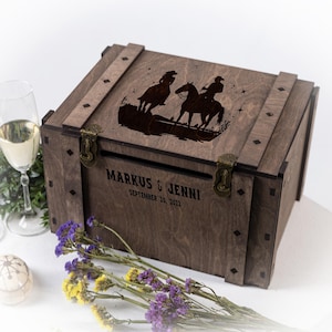 Rustieke houten trouwkaartdoos Gegraveerde doos met geschenkwensen Gepersonaliseerde kaartdoos met slot Cowboybruiloft