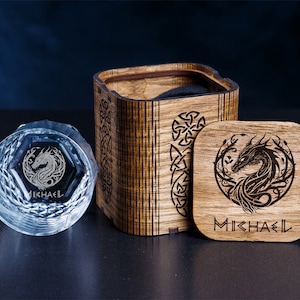 Vaso de whisky grabado personalizado en caja de madera - celta. Caja de regalo personalizada para padrinos de boda - El dragón. Vaso de whisky en caja de regalo. Regalo vikingo.