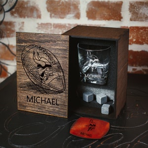 Personalized whiskey gift set - 06  - Personalized Football gift - Football fan gift - Whiskey Glass in wood box