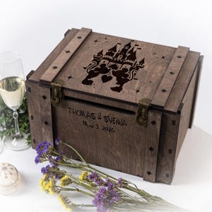 Scatola per biglietti di nozze in legno, scatola regalo rustica incisa, scatola per biglietti personalizzata con castello da favola, matrimonio da principessa