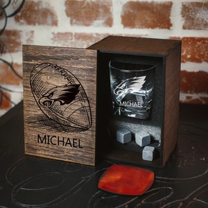 Personalized whiskey gift set - 01  - Personalized Football gift - Football fan gift - Whiskey Glass in wood box