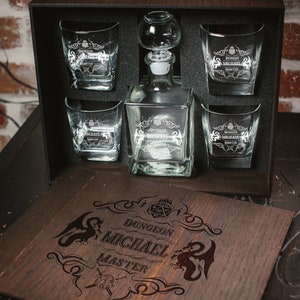 4 Glasses & Decanter in personalized wood box - 145 - Gift idea. Game Master whiskey set.