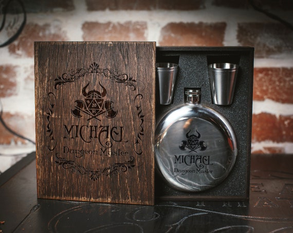 Board rpg fans gift - 117  - Game Master Personalized flask gift set in wood box. Game Master Wooden box.