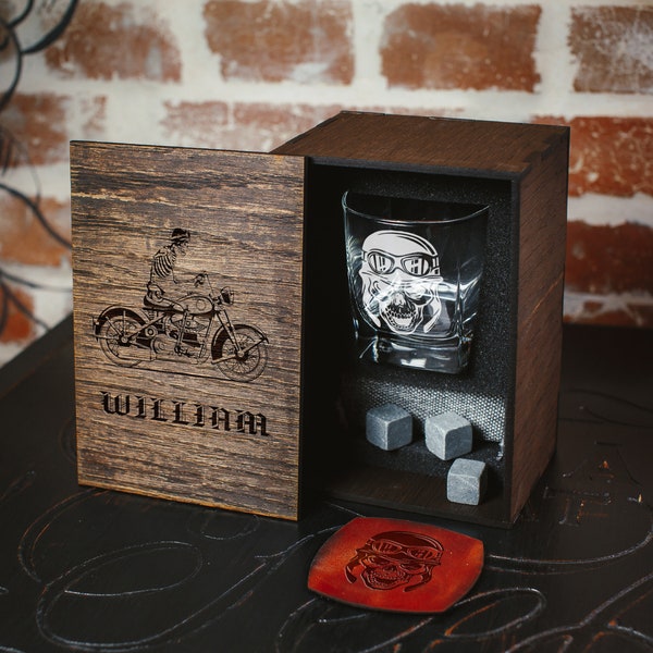 Cadeaux de motard, ensemble de motard squelette - 85 - Ensemble cadeau personnalisé de whiskey de moto. Coaster et verre et 3 pierres de whiskey dans la boîte personnalisée