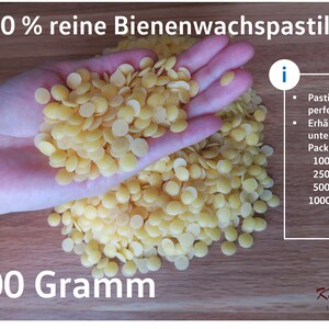 Pu&ograve; includere: Primo piano di una mano che tiene una grande quantit&agrave; di pastiglie di cera d'api gialle. Il testo "1000 Gramm" &egrave; visibile nella parte inferiore dell'immagine.