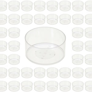 Könnte beinhalten: Ein Set mit 64 transparenten, kunststoff Votivkerzenhaltern. Die Halter sind in einem Gittermuster angeordnet.