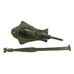 Op de afbeelding: Een groen metalen slot met een sleutel. Het slot is gevormd als een vis en heeft ingewikkelde details. De sleutel is lang en dun met een decoratief uiteinde.