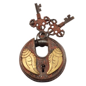 Op de afbeelding: Een vintage hangslot met twee sleutels. Het hangslot is gemaakt van metaal en heeft een roodbruine afwerking. De sleutels zijn ook van metaal en hebben een donkerbruine afwerking. Het hangslot heeft een decoratief ontwerp met twee gouden vleugels aan de voorkant. Het hangslot is een decoratief item en is niet functioneel.