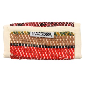 Könnte beinhalten: Eine kleine, rechteckige, mehrfarbige gewebte Geldbörse mit weißem Rand und dem Text "Freak Scene" in Schwarz.