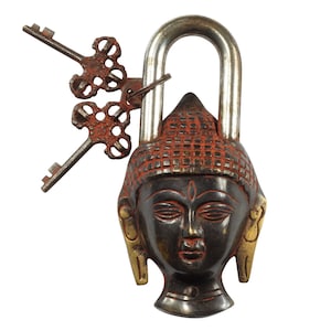 Può includere: Un lucchetto in ottone con un design a testa di Buddha. Il lucchetto è argento e nero con accenti rossi. Viene fornito con due chiavi.