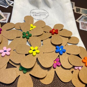 Flores de cartón con botones de flores hechos a mano para scrapbooking, snail mail.  Paquete de 10 flores.