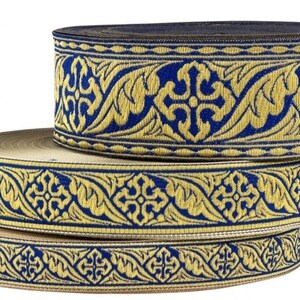 Op de afbeelding: Drie spoelen met gouden en blauwe gepatenteerde trim. De trim heeft een herhalend ontwerp van gestileerde bladeren en kruisen.