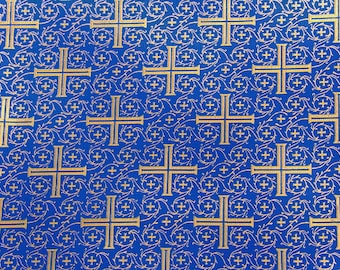 Könnte beinhalten: Ein blauer Stoff mit einem sich wiederholenden Muster aus goldenen Kreuzen und floralen Designs.