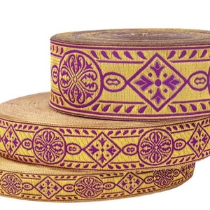 Puede incluir: Tres carretes de ribete dorado y morado con un patrón geométrico. El ribete presenta un diseño repetitivo de círculos, diamantes y hojas.