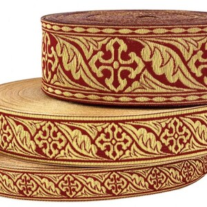 Op de afbeelding: Drie spoelen met gouden en rode bies met een herhalend bloemenpatroon. De bies is geweven met een reli&euml;fdesign.