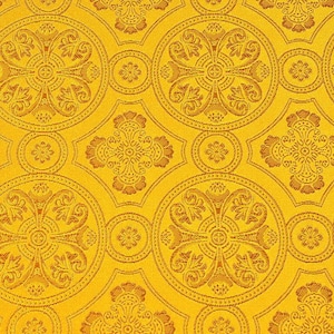 Puede incluir: Una tela amarilla con un patr&oacute;n repetitivo de intrincados dise&ntilde;os florales marrones. El patr&oacute;n es sim&eacute;trico y presenta un motivo en forma de cruz en el centro de cada dise&ntilde;o.