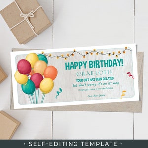 Puede incluir: Una tarjeta de cumpleaños imprimible con un fondo de madera y una cadena de luces. La tarjeta presenta un ramo de globos coloridos y el texto "HAPPY BIRTHDAY! CHARLOTTE YOUR GIFT HAS BEEN DELAYED but don't worry it's on its way I hope you have a wonderful day Love, Aunt Jackie".