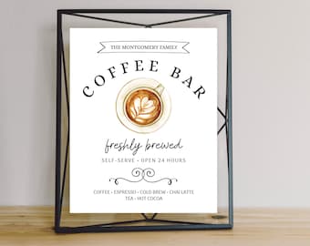 Könnte beinhalten: Ein schwarzes Schild mit weißem Text, der "The Montgomery Family Coffee Bar" lautet, mit einem stilisierten Bild einer Tasse Kaffee. Der Text unter dem Bild lautet "freshly brewed, self-serve, open 24 hours". Am unteren Rand des Schildes sind die Kaffeeoptionen aufgelistet: "Coffee, Espresso, Cold Brew, Chai Latte, Tea, Hot Cocoa."