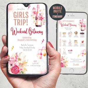 Può includere: Lo schermo di un telefono cellulare mostra un invito a un viaggio tra ragazze in rosa e oro con una bottiglia di champagne e dettagli floreali. L'invito include il testo "Girls Trip! Weekend Getaway" e dettagli sul viaggio, tra cui la data e la posizione. Il secondo schermo mostra un itinerario di fine settimana con attività e orari.