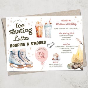 Könnte beinhalten: Einladung zu einer winterlichen Geburtstagsparty mit Eislaufen, heißen Getränken und Lagerfeuer. Die Einladung enthält das Datum, die Uhrzeit und den Ort der Veranstaltung. Sie enthält auch den Text "Join us for Ice Skating Lattes Bonfire & S'mores".