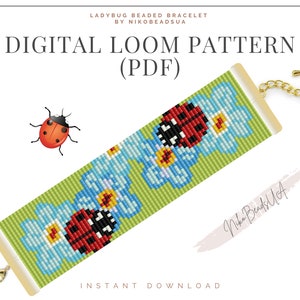 Op de afbeelding: Digitaal weefpatroon voor een kralenarmband met lieveheersbeestjes en bloemen. Het patroon is in PDF-formaat en is een directe download. De afbeelding toont een close-up van de armband met een lieveheersbeestje- en bloemenontwerp.
