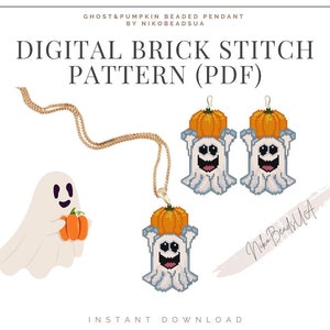 Puede incluir: Patrón de punto de ladrillo digital para un colgante de cuentas de fantasma y calabaza. El patrón incluye un fantasma sosteniendo una calabaza y un fantasma con una calabaza en la cabeza. El patrón está disponible para descargar en PDF.