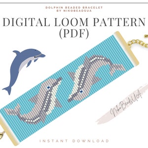 Könnte beinhalten: Digitales Webmuster für ein Perlenarmband mit zwei grauen Delfinen, die in blauem Wasser schwimmen. Das Muster ist als PDF-Download verfügbar.  "DIGITAL LOOM PATTERN (PDF)" und "INSTANT DOWNLOAD" sind auf dem Bild gedruckt.