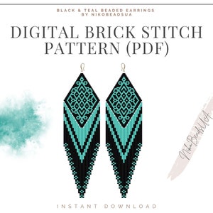 Könnte beinhalten: Digitales Ziegel-Stichmuster für Perlenohrringe in Schwarz und Türkis. Das Muster ist als PDF-Download verfügbar.  "DIGITAL BRICK STITCH PATTERN (PDF)" und "INSTANT DOWNLOAD" sind auf dem Bild zu sehen.