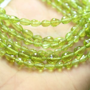 Può includere: Una collana di peridoto verde in forma di goccia.