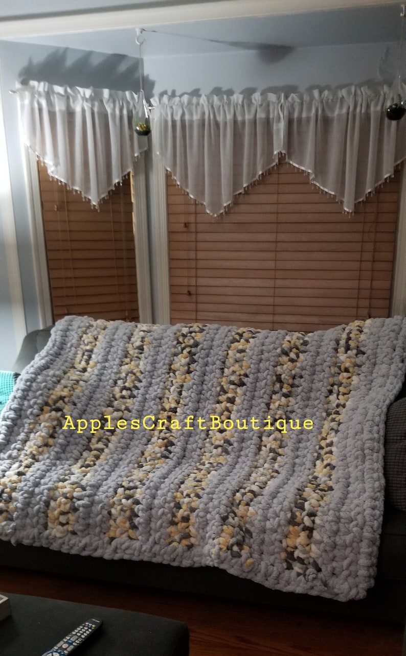 Beautiful /& Warm Crocheted Blanket Throw