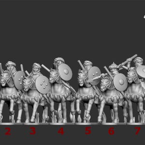 Op de afbeelding: Een set van acht grijze 15mm miniatuur cavaleriefiguren, elk met een ruiter op een paard met een speer en een rond schild. De figuren zijn genummerd van één tot acht aan de basis, met de tekst 15mm en Ten Kingdoms duidelijk zichtbaar.