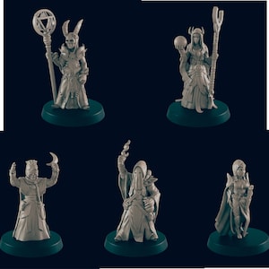 Puede incluir: Conjunto de seis figuras en miniatura que representan magos en varias poses, cada uno con una túnica y sosteniendo un bastón mágico o un orbe. Las figuras están hechas de un material gris y se colocan sobre un fondo azul oscuro.