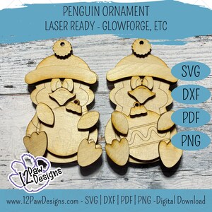 Pode incluir: Dois ornamentos de pinguim de madeira inacabados com um chap&eacute;u e uma gravata borboleta. O pinguim &agrave; direita est&aacute; segurando um ovo. Os ornamentos est&atilde;o prontos para serem cortados a laser para projetos de artesanato.
