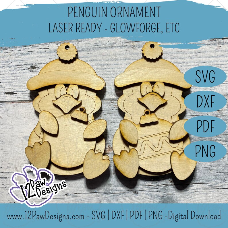 Pode incluir: Dois ornamentos de pinguim de madeira inacabados com um chap&eacute;u e uma gravata borboleta. O pinguim &agrave; direita est&aacute; segurando um ovo. Os ornamentos est&atilde;o prontos para serem cortados a laser para projetos de artesanato.