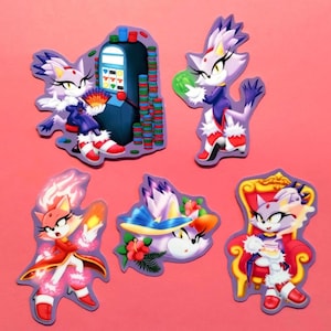 Puede incluir: Cinco pegatinas coloridas con un personaje de gato de dibujos animados con diferentes poses y fondos. El gato lleva un vestido morado y zapatos rojos. Las pegatinas están sobre un fondo rosa.