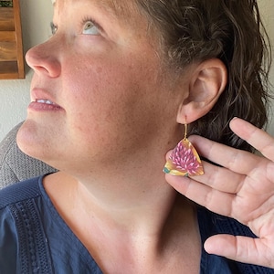 Vintage Ohrringe mit Herdabweiser - Upcycled Blechschmuck mit Blumenmuster, umweltfreundliche Statement-Ohrringe