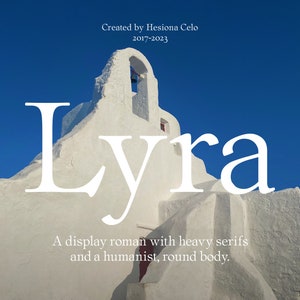 Può includere: Testo bianco su un edificio bianco con uno sfondo di cielo blu. Il testo dice "Lyra" e "Un romano di visualizzazione con serif pesanti e un corpo rotondo umanista."