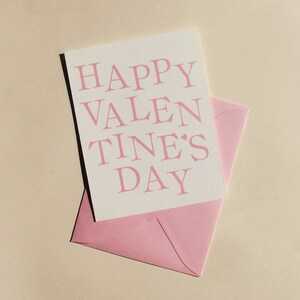 Joyeuse Saint-Valentin : fait main, papeterie pliée carte A2 + enveloppe, typographie, conception graphique, simplicité, ludique, rose bonbon, sur mesure